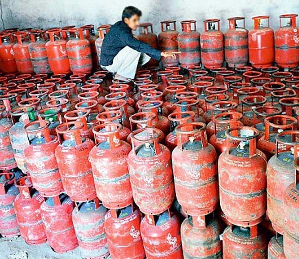 अन्य देशों से सस्ता सिलेंडर है भारत में जानिए कहां कितने में मिलती है गैस