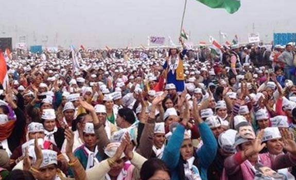 केजरीवाल बोले-मुकेश अंबानी की एक जेब में मोदी तो दूसरी में राहुल गांधी