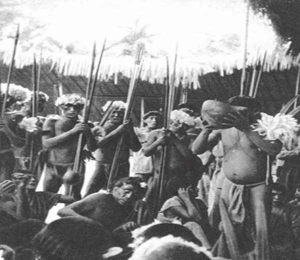विचित्र अंतिम संस्कार परिवार के लोग ही खाते हैं मरने वाले का मांस