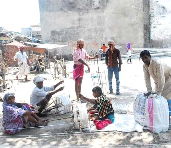 बुनकरों को जबरन हटाकर सभा करना चाहती थी आम आदमी पार्टी