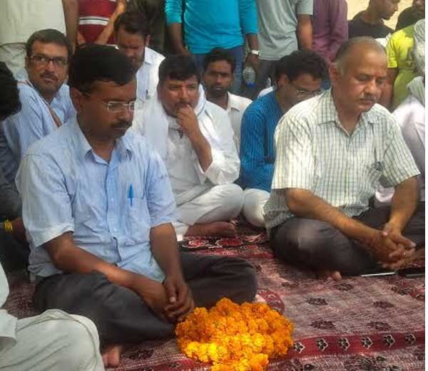 सोमनाथ भारती की पिटाई को लेकर असी घाट पर मौन व्रत पर बैठे केजरीवाल