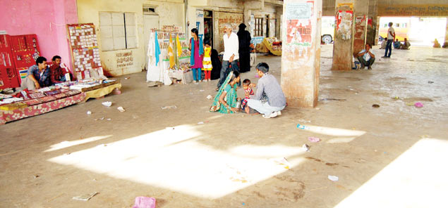 बस स्टैंड पर सुविधाओं की कमी से यात्री हो रहे परेशान
