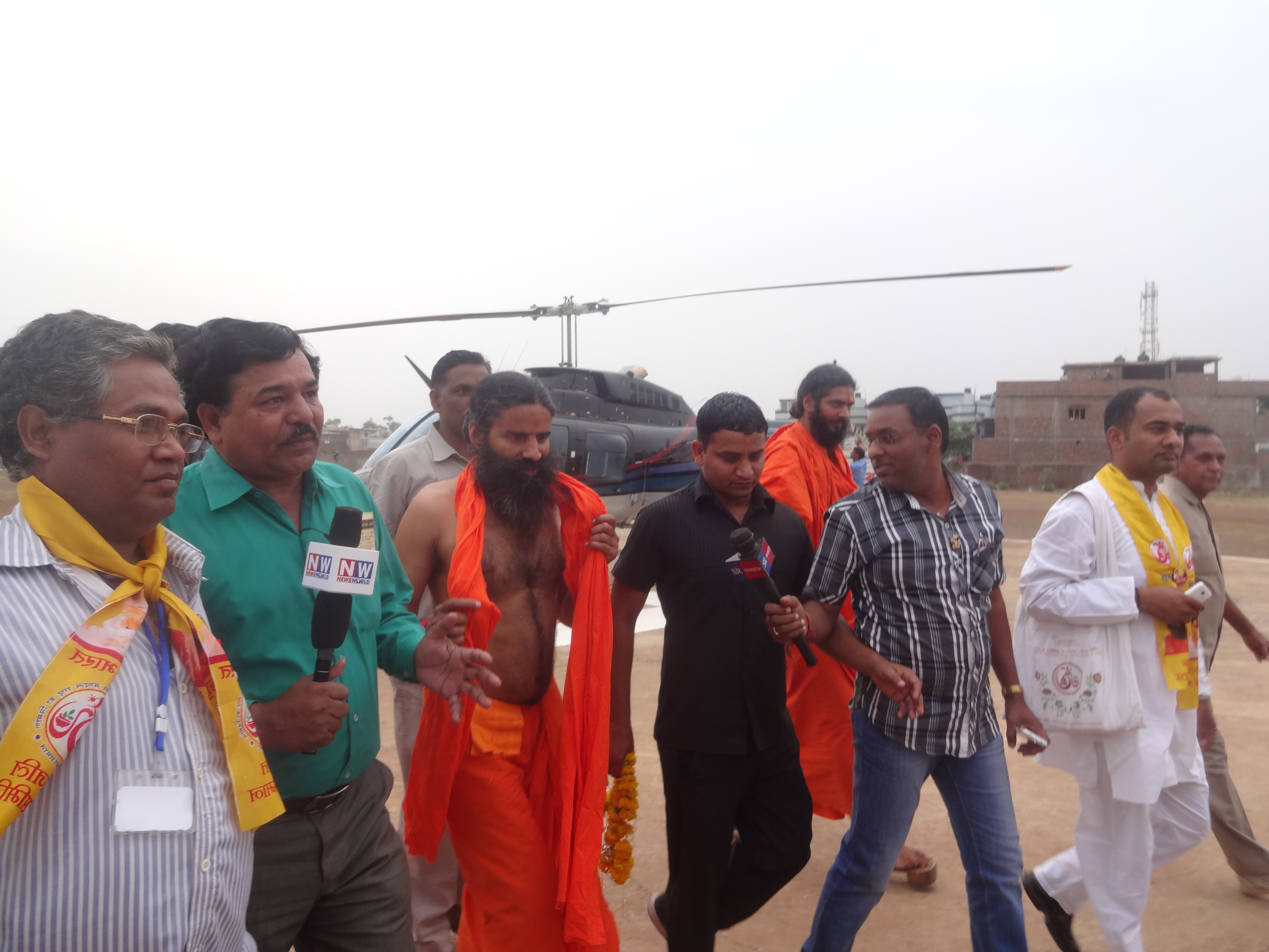 बाबा रामदेव ने दी योग दीक्षा
