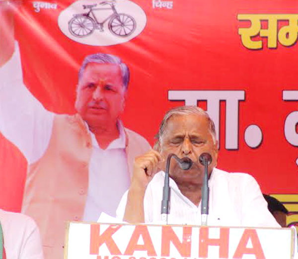 मोदी नहीं विदेशों में बैठे छ: उद्योगपति चला रहे हैं गुजरात की सरकार: मुलायम सिंह यादव