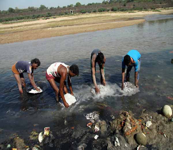 कोई मरता है तो भरता है पेट, शवों की राख पर निर्भर है इनका जीवन