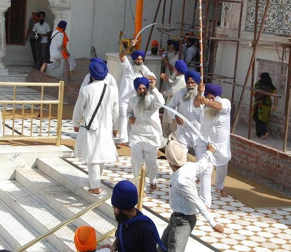 श्री अकाल तख्त साहिब पर रखे गए अखंड साहिब पाठ में चलीं तलबारें