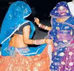विदिशा/गंजबासौदा-करीला और देवपुर में उमड़े श्रद्धालु-मन्नत पूरी होने पर कराया राई नृत्य