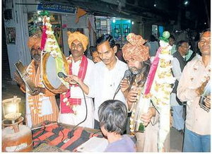 सिरोंज। होली की दूज पर पारंपरिक  कलगी-तुर्रा के निशान निकाले गए