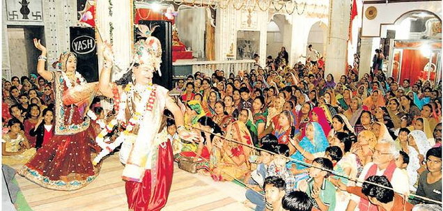 गंजबासौदा- नौलखी मंदिर में  बरसाना की लठमार होली का प्रदर्शन
