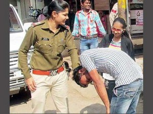 man-gor-beaten-by-girls-in-public-54abcc58b694c_exlst