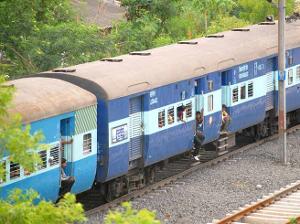 स्टेशन से पहले रेलवे फोन करके जगाएगा आपको