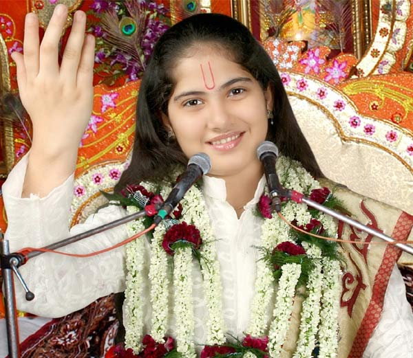 19 साल की साध्वी जया लगती है भक्तों की लाइन