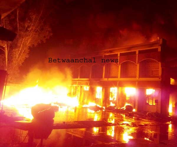 खाक हुई फैक्ट्री, सड़कों पर बह गया तेल