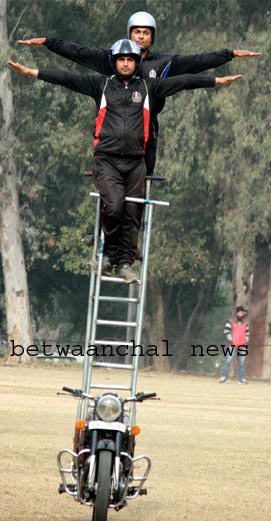 जम्मू-कश्मीर पुलिस, दिखाए हैरतअंगेज स्टंट