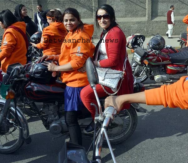 लाहौर की सड़कों पर जब बाइक लेकर निकलीं 150 महिलाएं