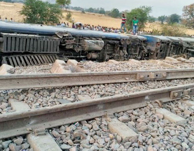 माह कौशल एक्सप्रेस के कोच पटरी से उतरे