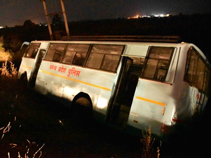 खाई में गिरी पुलिस बस महिला आरक्षक घायल