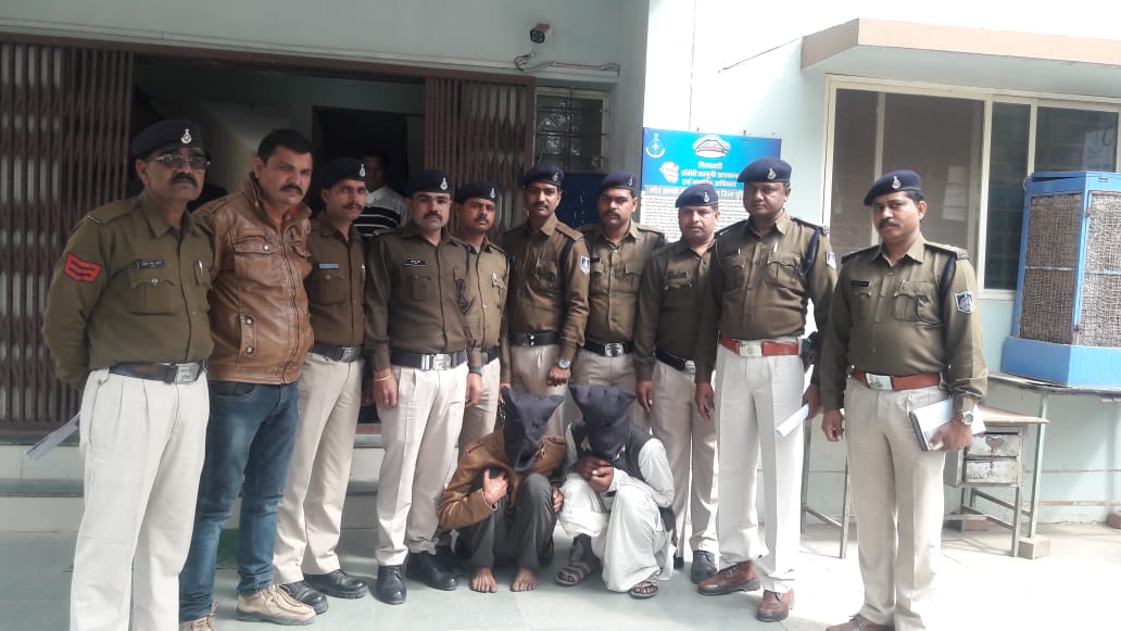 दिन दहाड़े  बन्दूक की नोक पर लूट करने वाले आरोपी पकड़ाए