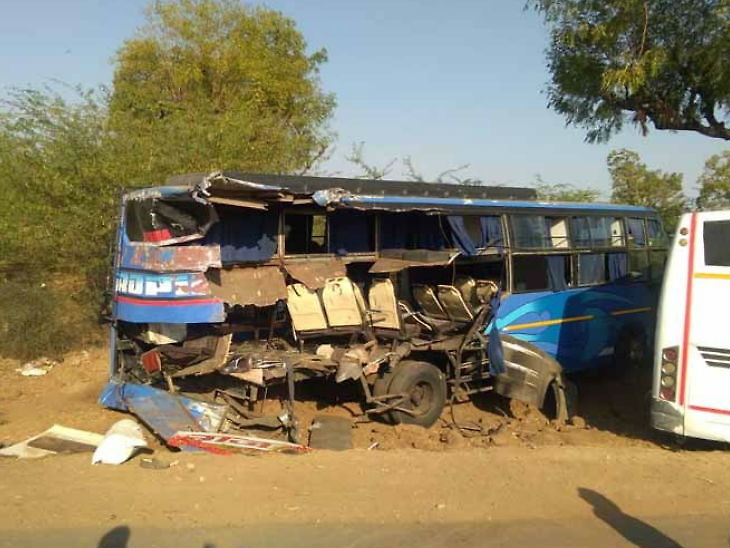 एक बस ने दूसरी बस को पीछे से मरी टक्कर
