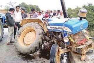 ट्रक और ट्रैक्टर की हुयी टककर 3 घायल