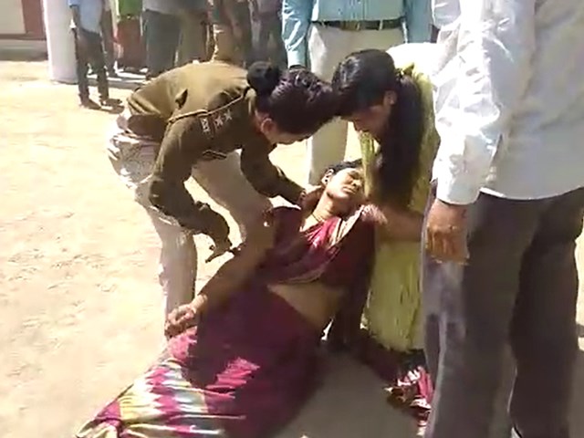 पति पत्नी ने खाया अधिकारियो के सामने सल्फास