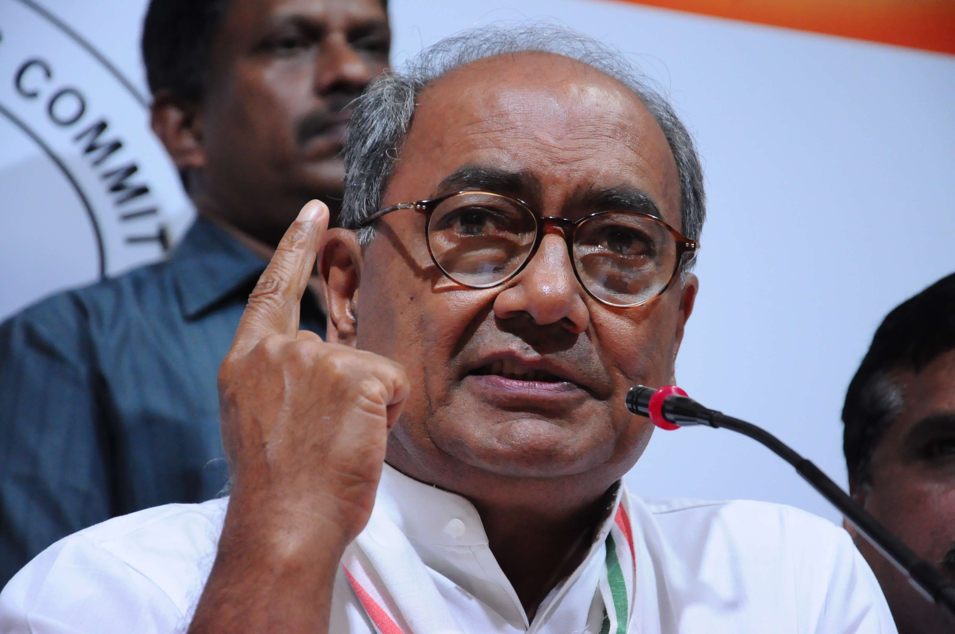 दिग्विजय सिंह ने भरा नामांकन पर्चा