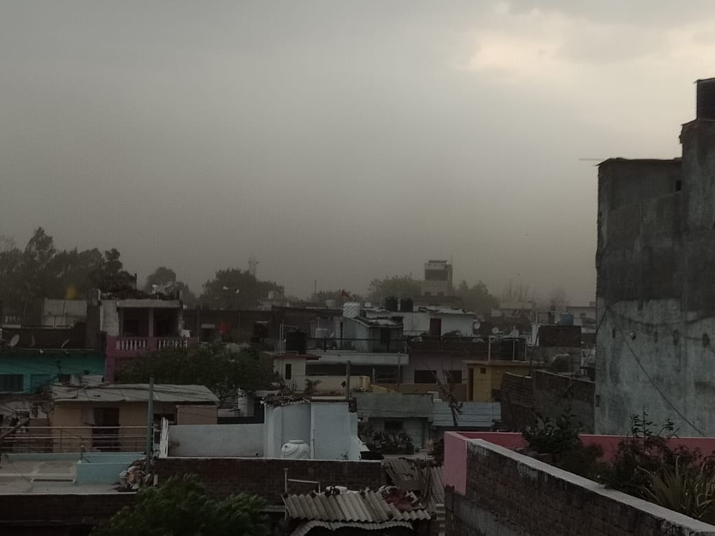 दिन भर छाये रहे बादल चली धुल भरी आंधी