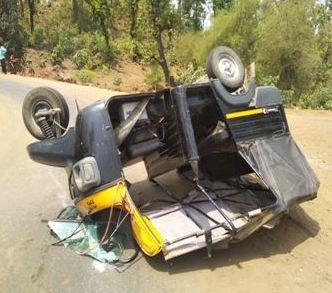 अनियंत्रित होकर पलटा ऑटो