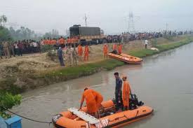 नहर में गिरा वाहन 7 लोग लापता