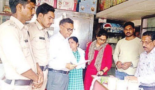 स्वास्थकर्मियों ने लिए खाद्य सामग्री के सैंपल
