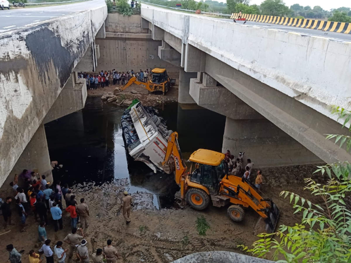 नाले में गिरी यात्री बस कई यात्री घायल, तीस की मौत