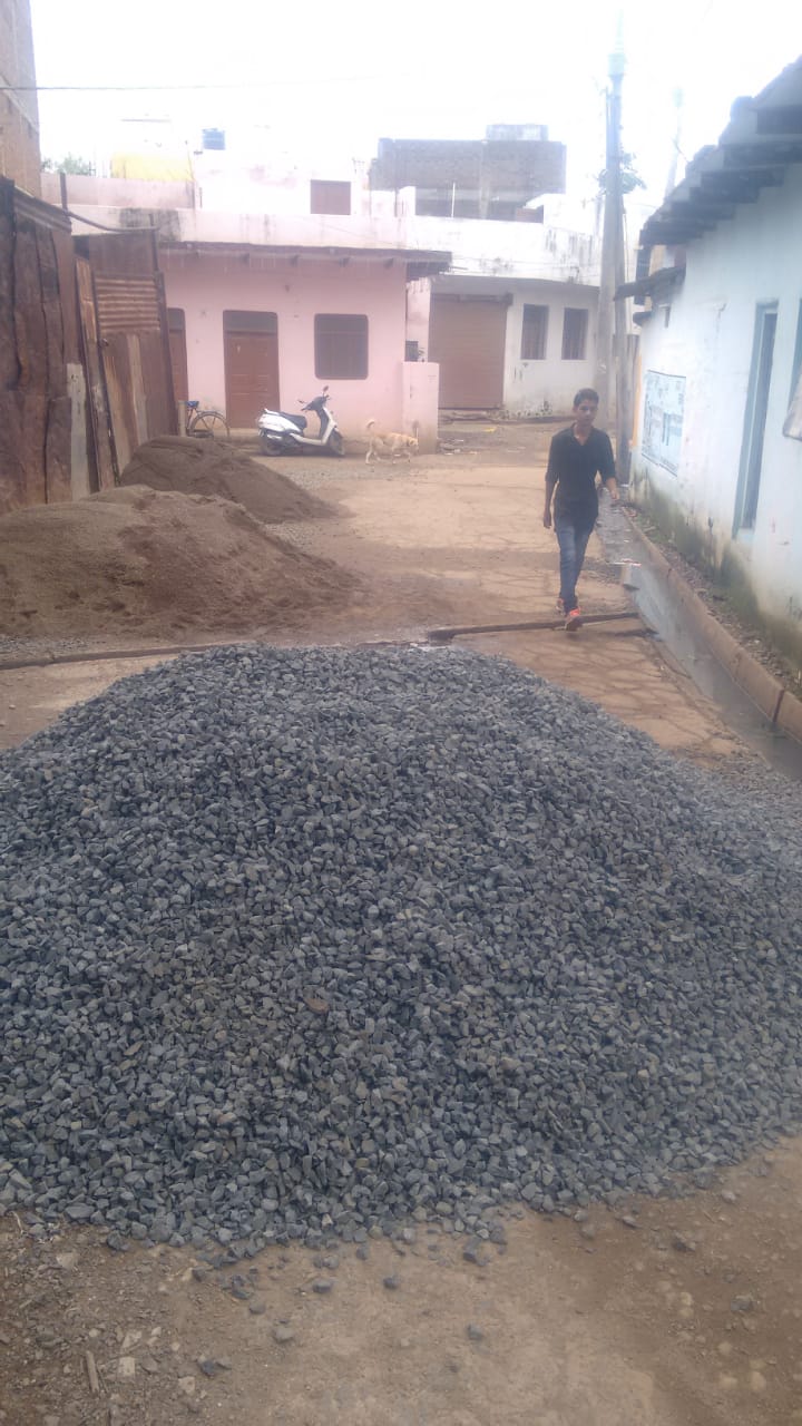 बीच सड़क पर पड़ी निर्माण सामग्री, लगा जाम