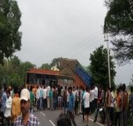 बस और ट्रक की टक्कर में एक की मौत 30 लोग घायल