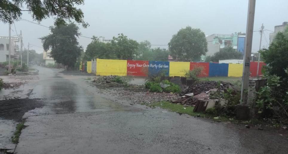 नगर में हो रही सुबह से लगातार बारिश