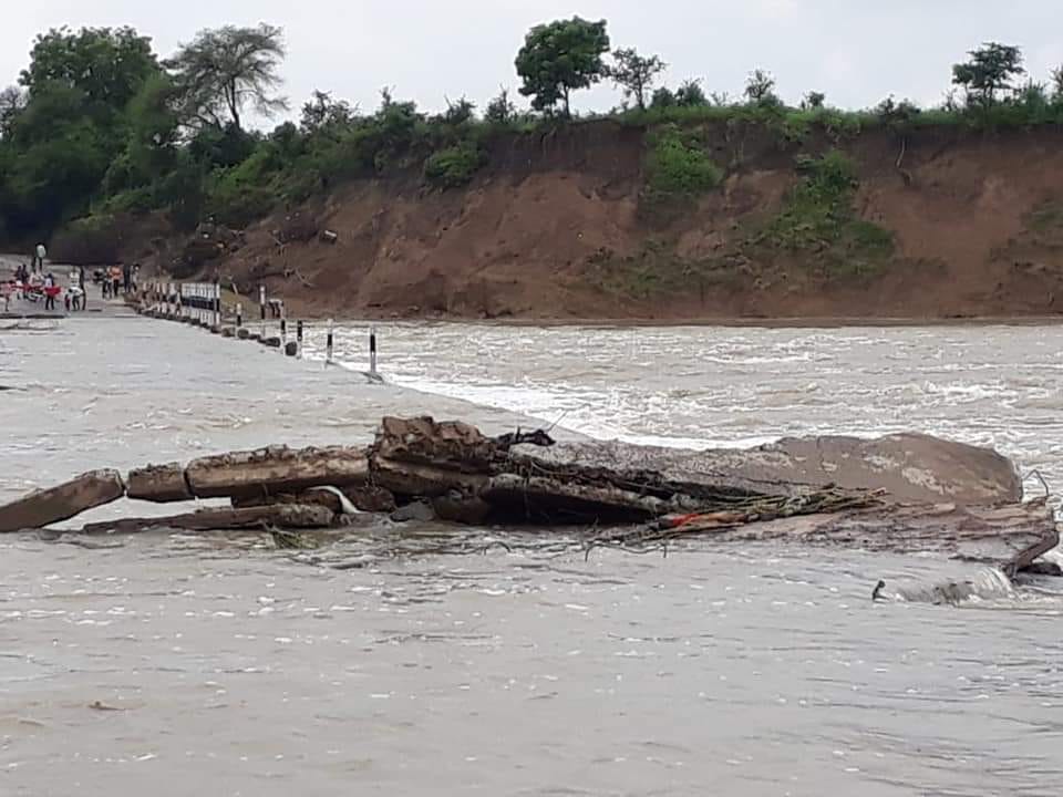 तेज बहाब से बेतवा पुल हुआ क्षतिग्रस्त