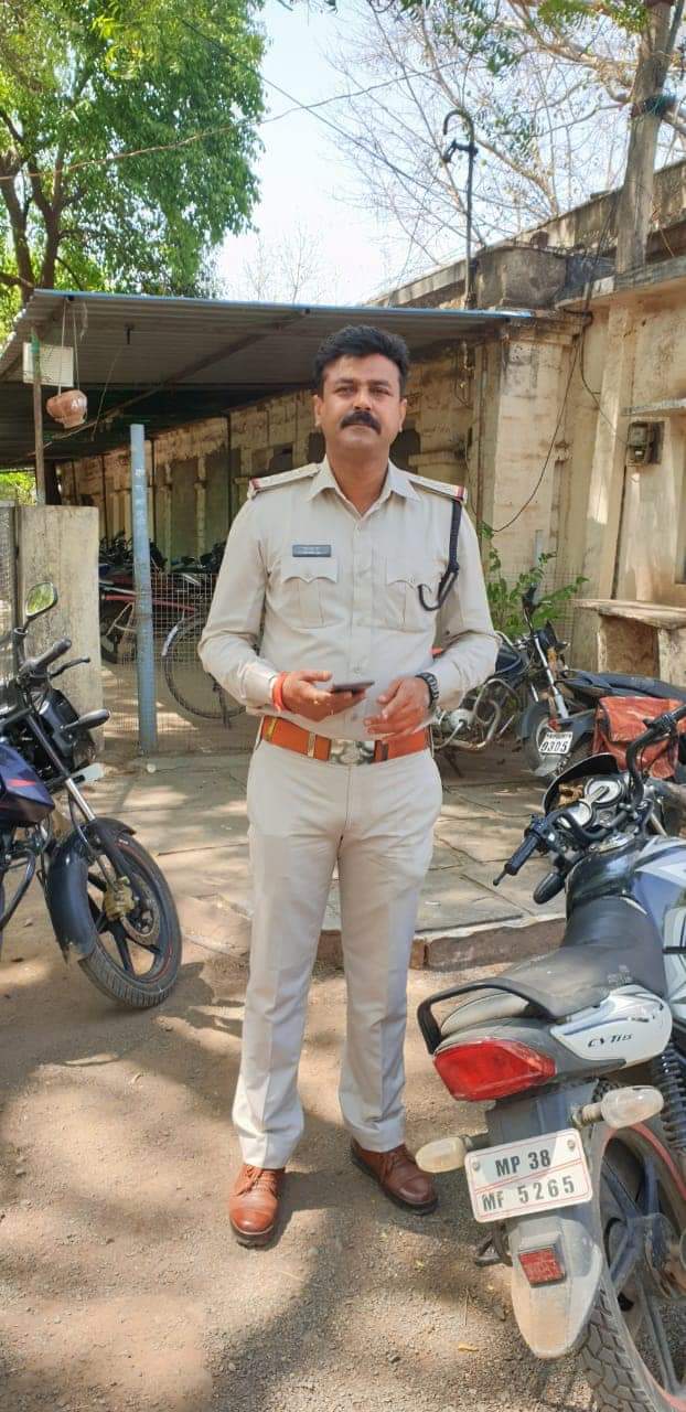 पुलिस बनीं  समाजसेवी।