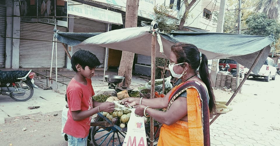स्वसहायता समूह की अध्यक्ष स्वयं सिलकर बांट रही हे मास्क