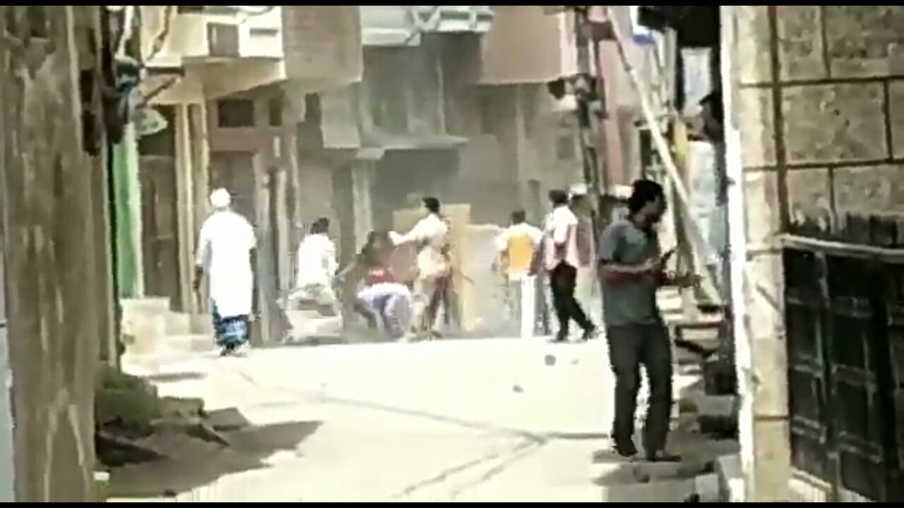 यहां तो महिलाएं भी जाहिल हैं।