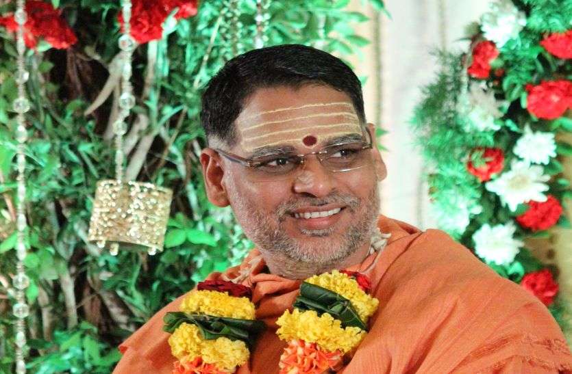व्यासपीठ की गरिमा को बचाने आगे आये! स्वमी चिदम्बरानन्द सरस्वती