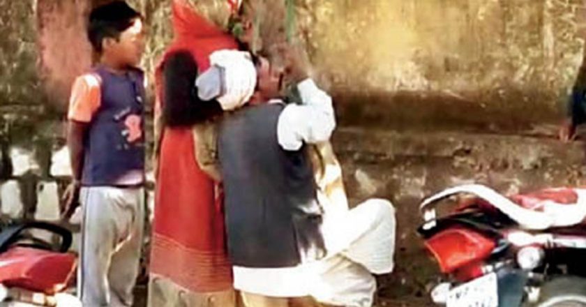 सिरोंज:खेत जाने के लिए रास्ता नहीं, किसान ने तहसील परिसर में फांसी लगाने की कोशिश की
