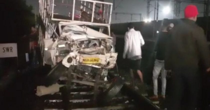 लोको की सतर्कता से बचा हादसा:पटरी पर दौड़ाया पिकअप वाहन, ट्रेन चालक ने लगाए ब्रेक, फिर भी भिड़ी और 166 मी. घिसटती चली गई