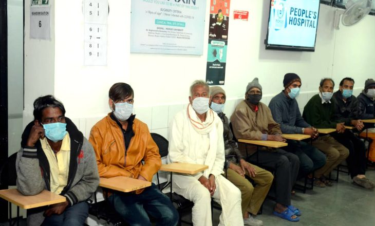 भोपाल में 1000 लोगों को लगा टीका:पीपुल्स मेडिकल कॉलेज ने COVAXIN ट्रायल का टारगेट पूरा किया, GMC में अब ट्रायल मुश्किल
