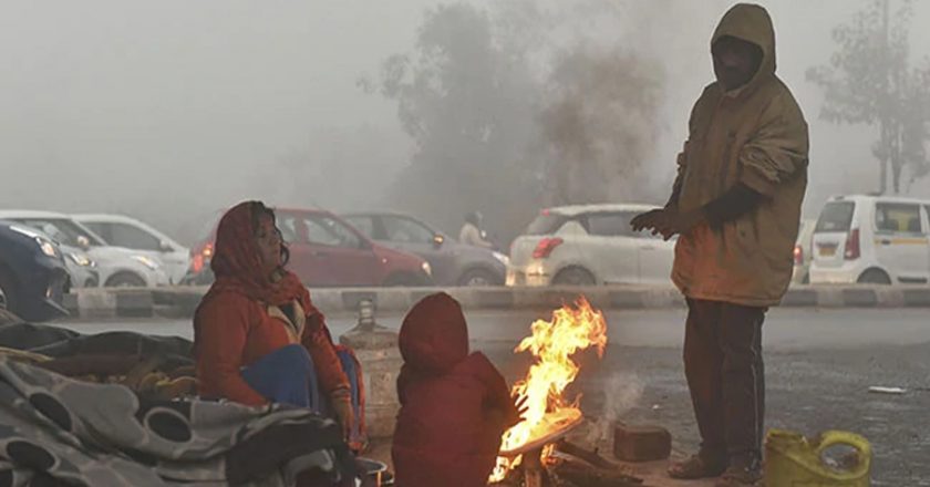 दिल्ली-एनसीआर सहित देश के कई हिस्सों में ठंड और कोहरे का असर जारी है साथ ही बारिश की चेतावनी जारी की गई है। देखें IMD का नया अपडेट।