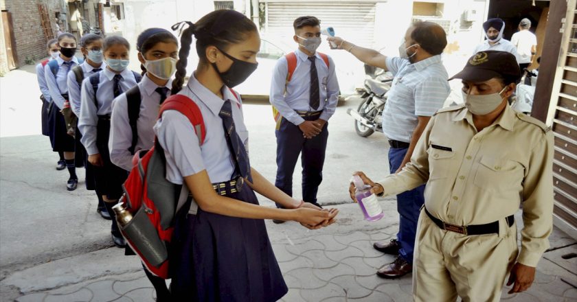 साढ़े आठ महीने बाद खुले स्कूल:पहले दिन सरकारी स्कूलों में सिर्फ 5 फीसदी और प्राइवेट में 10 फीसदी स्टूडेंट्स पहुंचे
