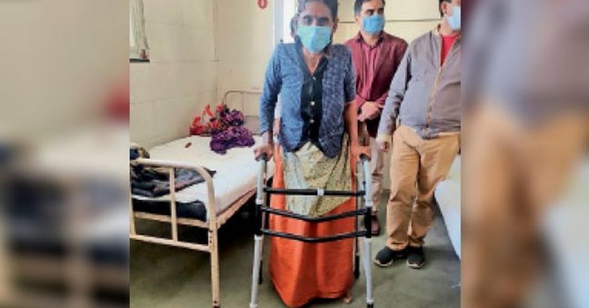 आपरेशन:कूल्हा टूटने से एक साल से घिसटकर चल रही बुजुर्ग महिला का फ्री में प्रत्यारोपण, 12 दिन के बाद वाकर के सहारे चलने लगी