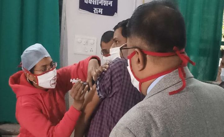 वैक्सीनेशन का दूसरा दिन:जेपी अस्पताल में डेढ़ घंटे की देर से पहुंचे फ्रंटलाइन वर्कर, आज से फिर 4 दिन तक 12 सेंटर पर लगना है टीका