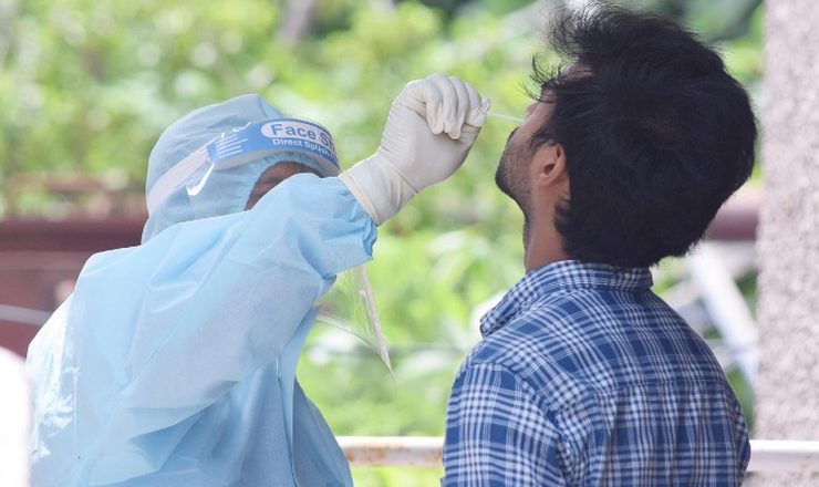 कोरोना देश में:एक्टिव केस घटने की रफ्तार धीमी पड़ी, पिछले महीने के शुरुआती दो हफ्तों के मुकाबले 42% की गिरावट