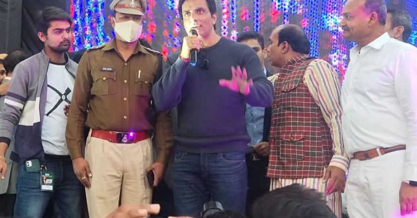 32वां सड़क सुरक्षा माह:भोपाल में फिल्म अभिनेता सोनू सूद ने कहा- परिवार के लिए कृपया सीट बेल्ट और हेलमेट जरूर पहने, पीछे न रखें