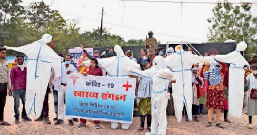 कोविड-19 सेंटर से नौकरी से हटाए गए कर्मचारी:पीपीई किट पर डाॅक्टर, नर्स लिखकर फांसी पर लटकाया