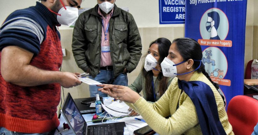 कोरोना वैक्सीनेशन का दूसरा दिन:पहले दिन 1.91 लाख लोगों को वैक्सीन लगी, सिर्फ 100 में साइड इफेक्ट, इनमें 52 दिल्ली के